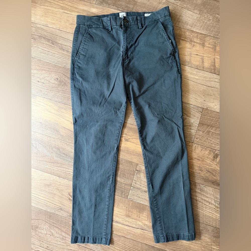 GAP Men's Blue Essential Khaki Slim Chinos. Size 31